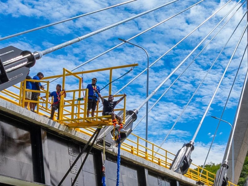 El salto se realiza con equipo profesional certificado a nivel internacional.