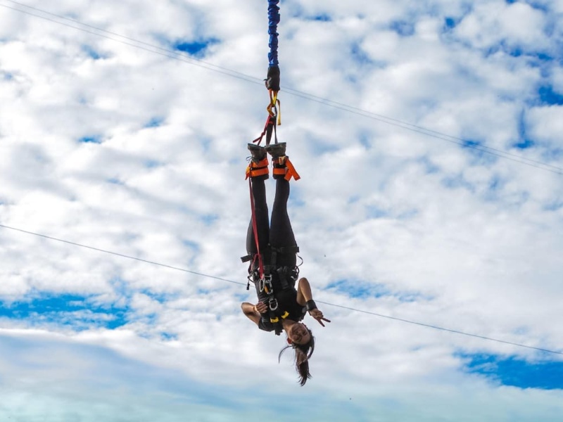 La cuerda elástica absorbe la caída, permitiendo una experiencia extrema pero segura.