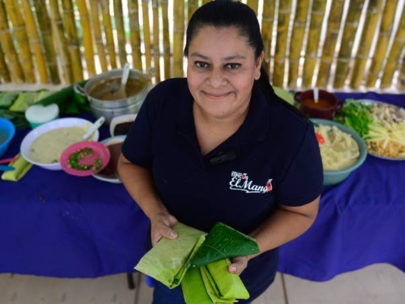 El nixtapite, uno de los tamales más exóticos, lleva tilapia frita y camarones envueltos en hojas de huerta y caña de Cristo.