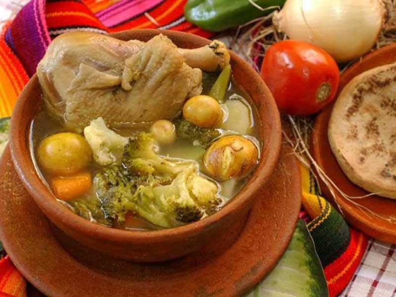 Sopa de gallina india acompañada de tortillas tostadas.