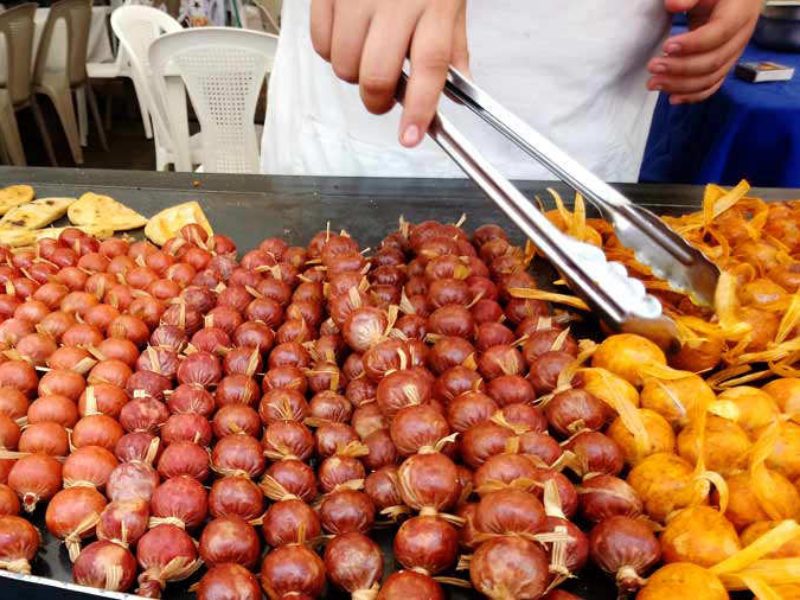 Los restaurantes prepararon cientos de chorizos para los visitantes en Cojutepeque. / Foto archivo