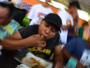 Concentración total: los participantes del concurso Comelón de Pupusas se preparan para devorar 15 en tiempo récord.