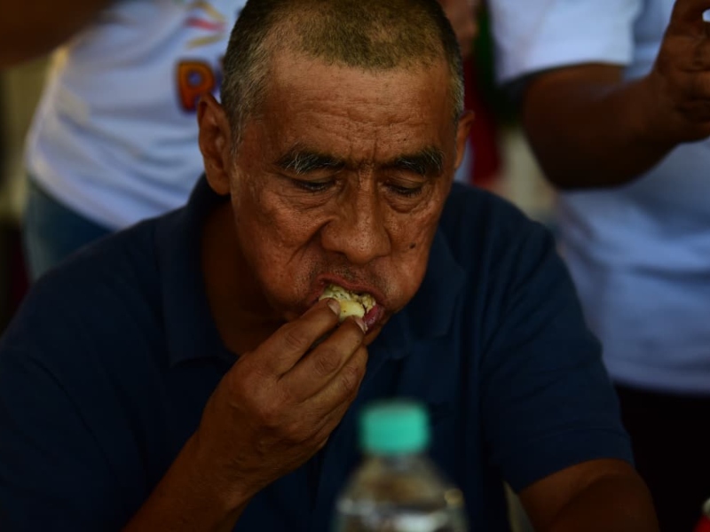 El momento más esperado del festival: el cronómetro arranca y los concursantes comienzan a comer sin pausa.