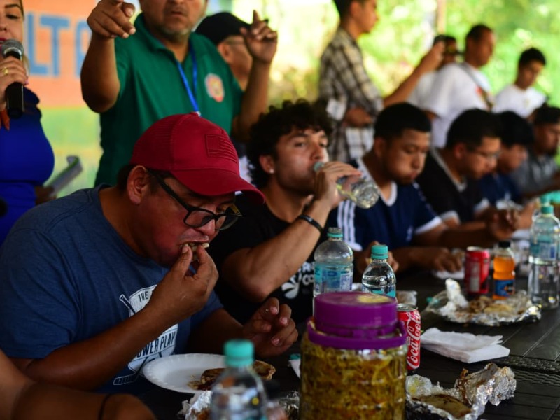 El ambiente se llenó de risas y entusiasmo durante el tradicional concurso Comelón de Pupusas, uno de los favoritos del día.