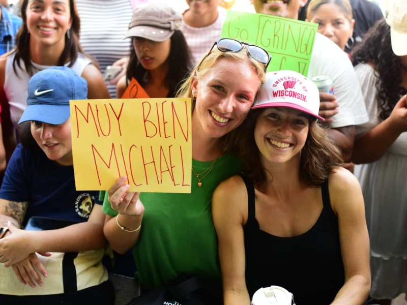 La familia de Michael lo acompañó durante el concurso, aplaudiendo con orgullo cada pupusa que lograba terminar.