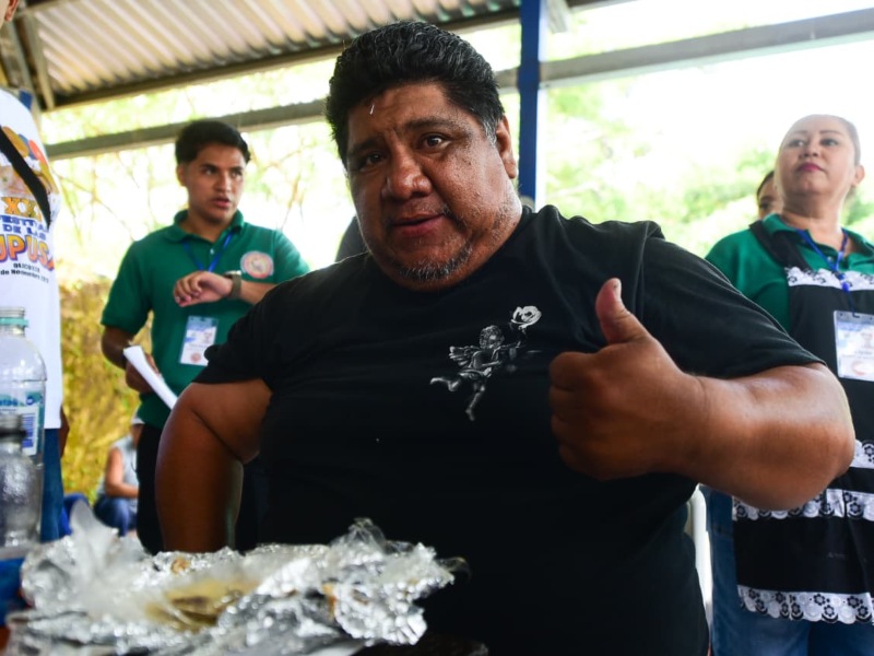 Elvis Sigüenza fue el ganador del concurso del Comelón de pupusas.