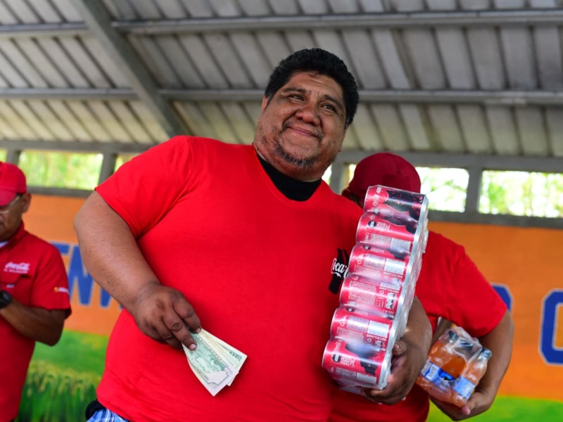 Entre aplausos y sonrisas, Elvis Sigüenza recibió su premio como el más rápido en comerse 15 pupusas.