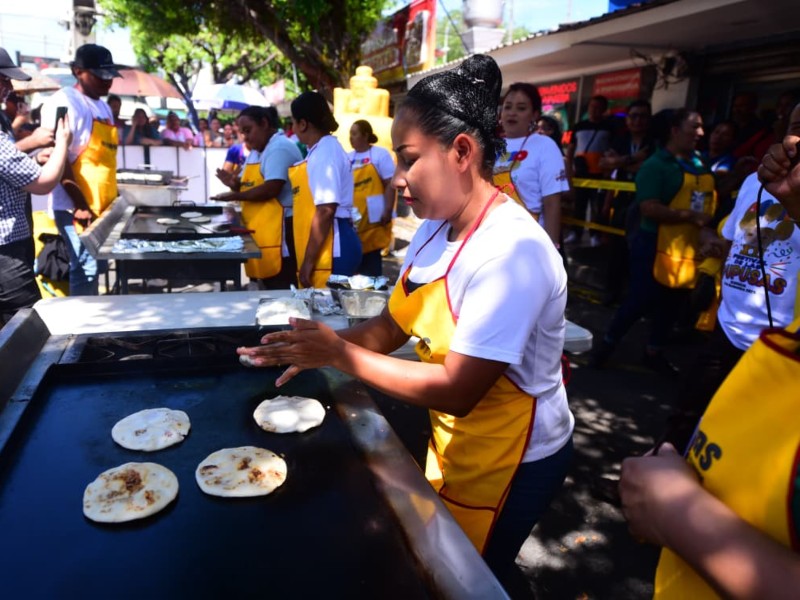 El Festival de la Pupusa llenó las calles de Olocuilta con música, tradición y el inconfundible aroma del platillo más querido de El Salvador.