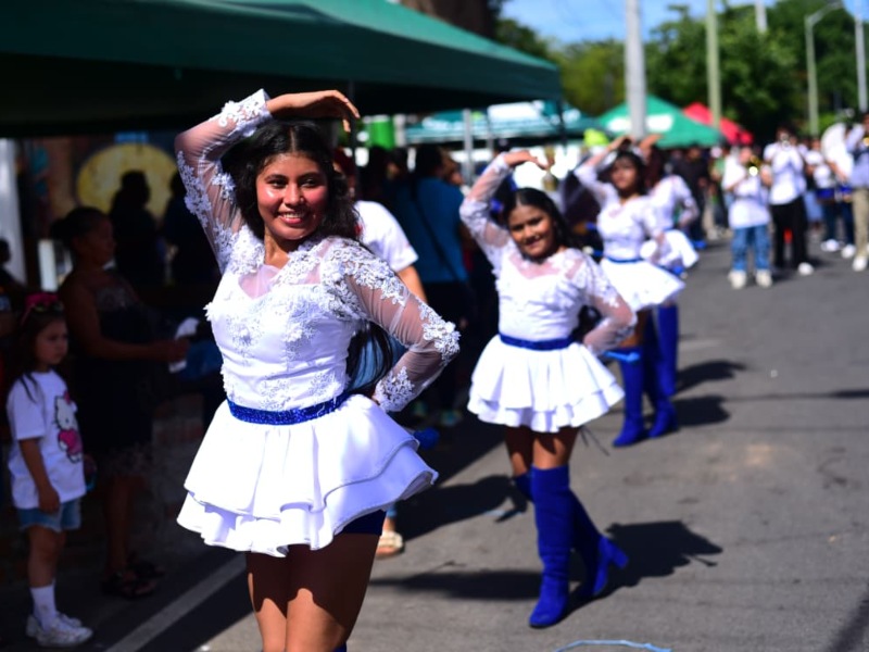 Con entusiasmo y color, el desfile matutino marcó el comienzo de una jornada llena de tradición y alegría en Olocuilta. / Foto elsalvador.com