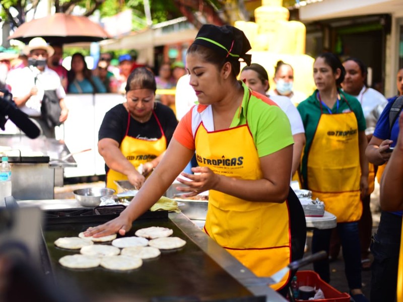 Con destreza y ritmo, las participantes compiten por el título de la pupusera más rápida del festival.