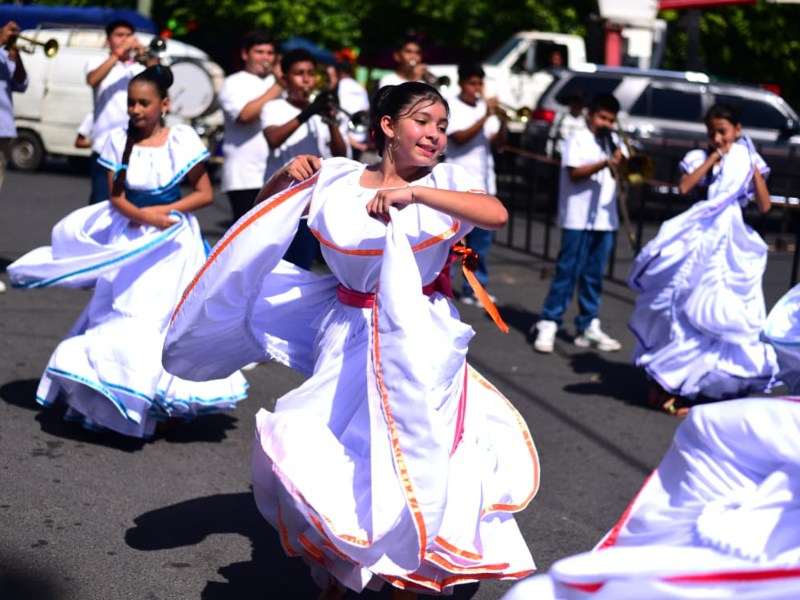 Desfile del Centro Escolar Católico San Juan Bautista dio inicio a las actividades del Festival de la Pupusa durante la mañana. / Foto elsalvador.com