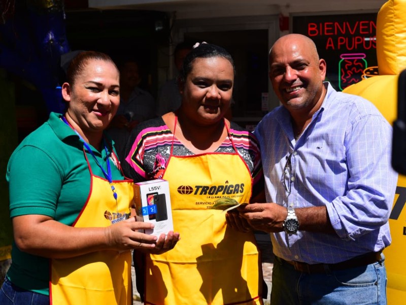 Karen Funes se coronó como la ganadora del concurso de la pupusera más rápida, destacando por su habilidad y precisión al preparar diez pupusas en solo dos minutos.