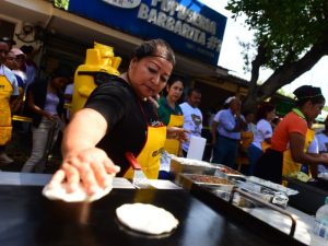 El concurso de la pupusera más rápida enciende la emoción del público y resalta el orgullo olocuilteco.