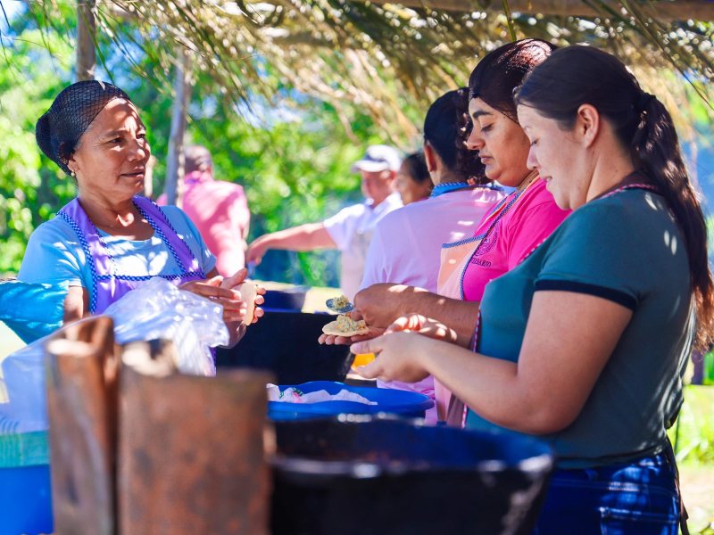 Familias disfrutan de platillos típicos a base de tilapia, paseos en lancha y emocionantes actividades acuáticas durante el Festival de la Tilapia en el cantón San Agustín, San Pedro Perulapán.