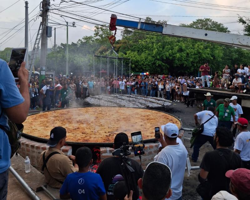La elaboración de la pupusa más grande del festival sorprendió a los asistentes, uniendo sabor, trabajo en equipo y orgullo olocuilteco en una sola tradición.