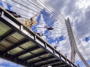 El vértigo y la emoción se combinan en uno de los puntos más altos del Puente Carolina