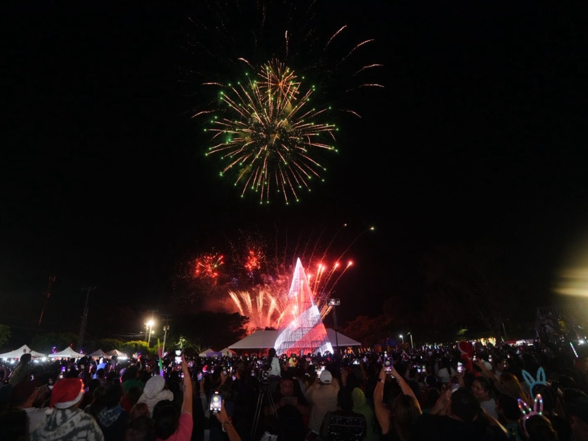 Con el encendido del árbol y todos los rincones brillando, Santa Tecla dio por inaugurada oficialmente su Navidad, lista para recibir a miles de visitantes hasta enero. Fotografía/ Alcaldía Santa Tecla