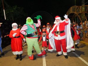 El desfile mágico iluminó la noche con Santa Claus, el Grinch, muñecos de nieve, renos y personajes que hicieron sonreír a grandes y chicos. Fotografía/ Alcaldía Santa Tecla
