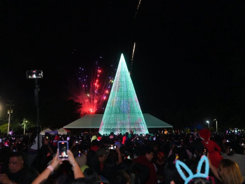 El árbol gigante se robó todas las miradas. Su imponente estructura se convirtió una vez más en el símbolo de la Navidad tecleña. Fotografía/ Alcaldía Santa Tecla
