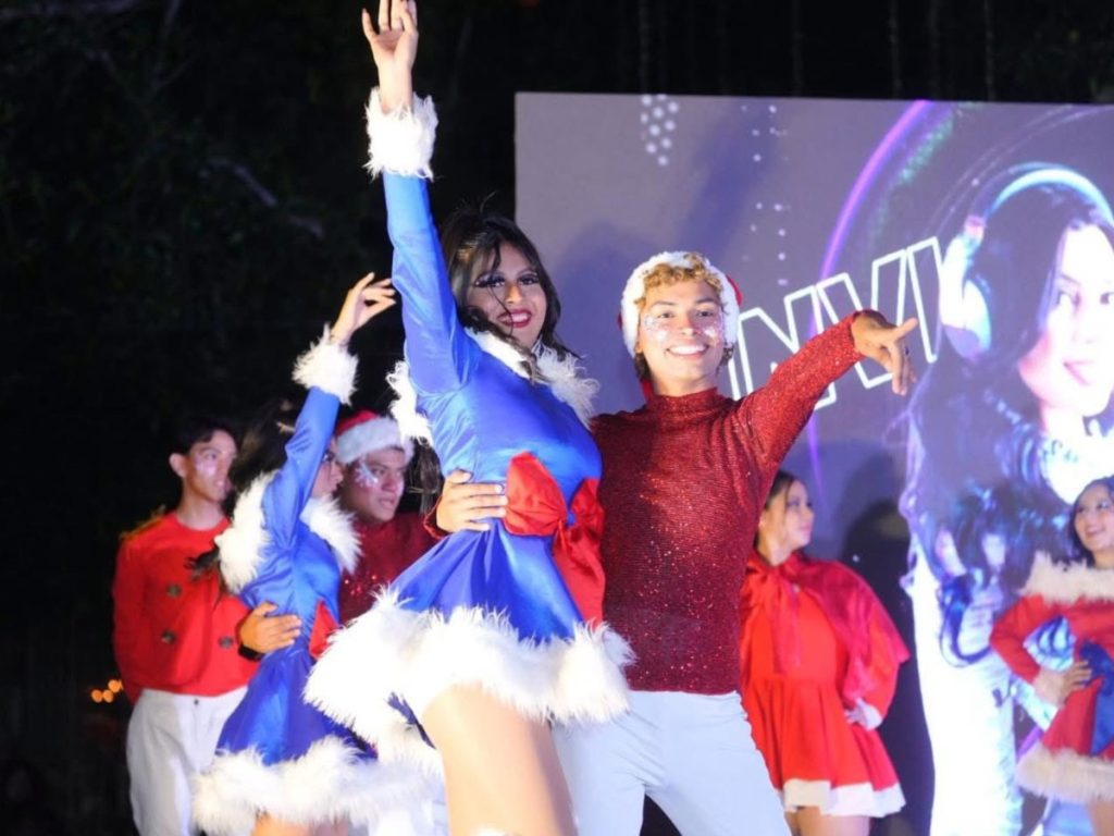 La Villa Navideña ofrece estaciones gigantes para fotos, zonas temáticas y espacios pensados para que las familias vivan una experiencia única. Fotografía/ Alcaldía Santa Tecla