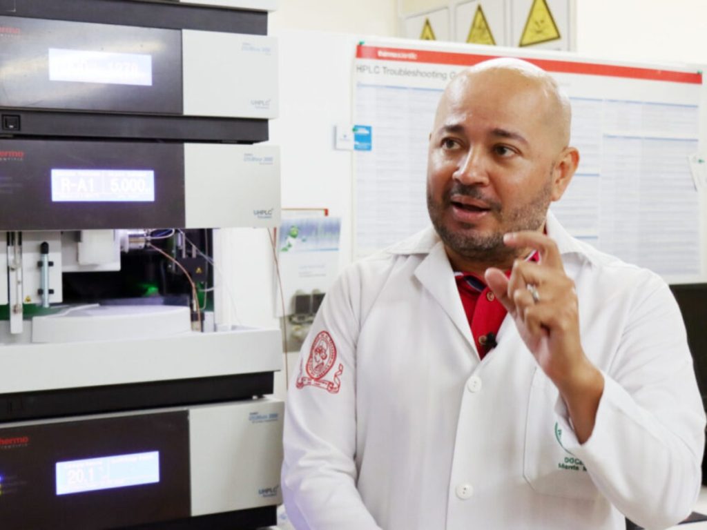 Científicos de la UES analizan muestras de café para desarrollar un método de certificación que beneficie a productores salvadoreños y eleve su competitividad.