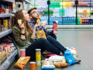 Alimentos ultraprocesados elevarían el riesgo de cáncer de colon en jóvenes