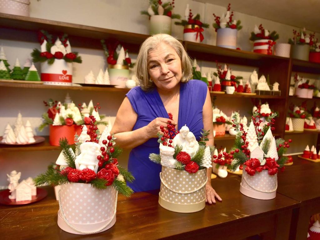 Patricia, fundadora de Velas Mágicas, muestra con orgullo su colección navideña hecha a mano, diseñada para encender emociones y decorar con amor cada rincón.