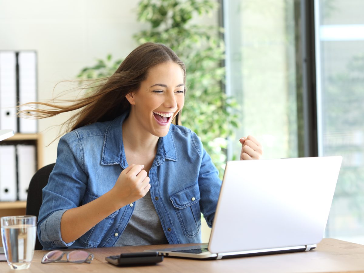 Ver videos a velocidad acelerada es una tendencia en aumento, especialmente entre jóvenes que buscan optimizar su tiempo frente a la pantalla.