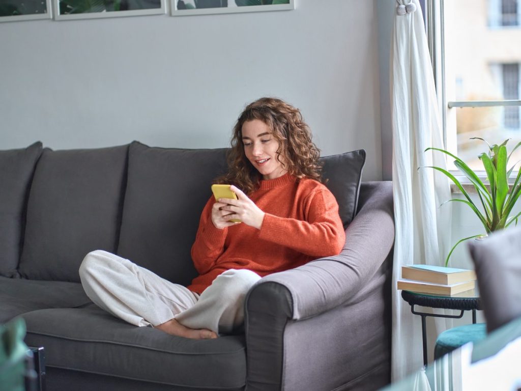 Aunque el speed-watching permite ver más contenido en menos tiempo, puede afectar la concentración, la comprensión y el disfrute emocional.