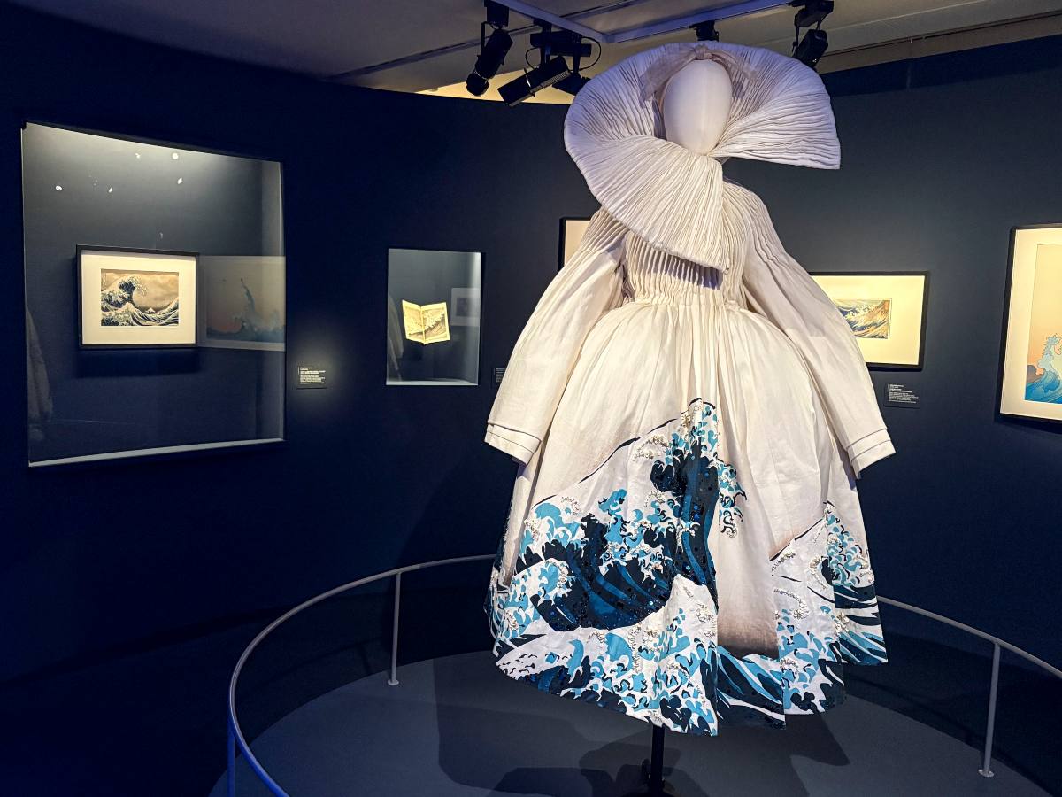 Vestido Dior inspirado en la Gran ola de Hokusai, expuesto en el Museo Guimet de París