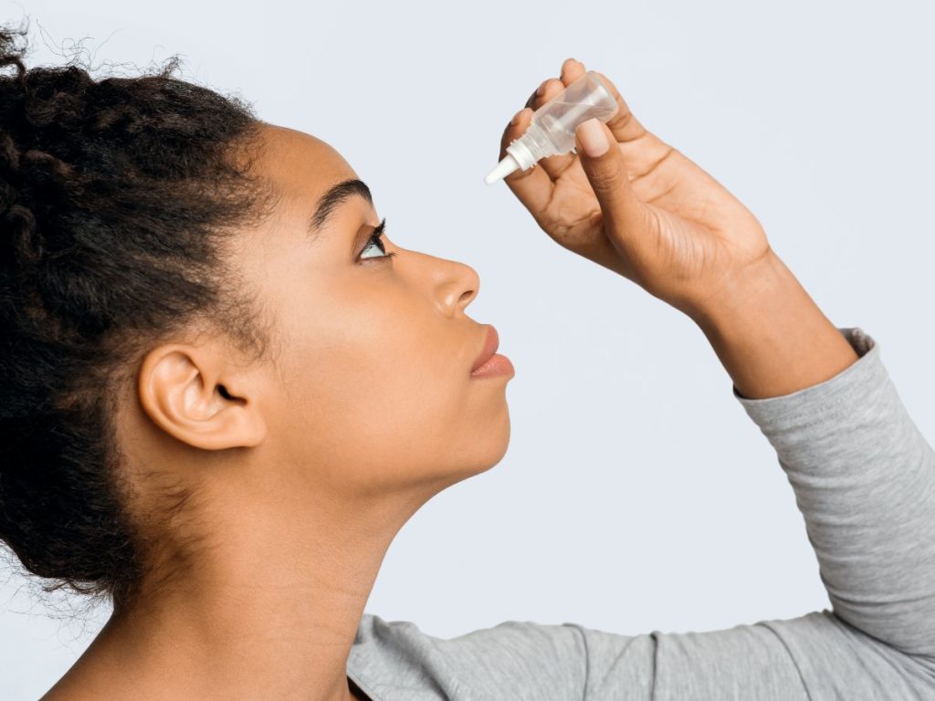 Evitar remedios caseros y consultar al especialista son pasos esenciales para cuidar la salud visual ante síntomas como picazón, lagrimeo o irritación ocular.