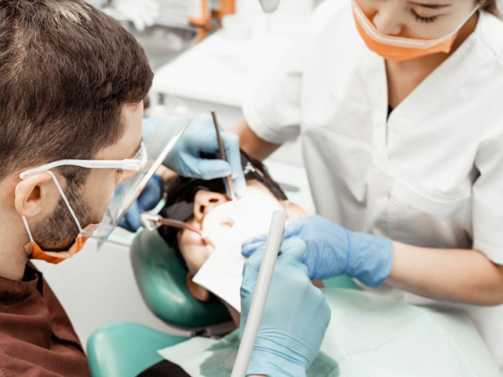 El éxito del tratamiento con carillas depende de la técnica del especialista y de los cuidados diarios que mantengan la salud y el brillo natural de los dientes.