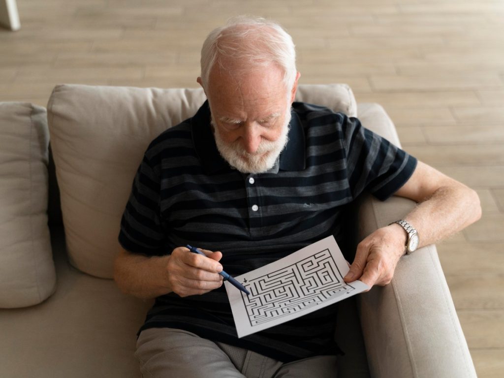 El estudio confirma que las mujeres y las personas con el alelo ApoE ε4 presentan un mayor riesgo de desarrollar alzhéimer a lo largo de su vida. Imagen de referencia/ Freepik