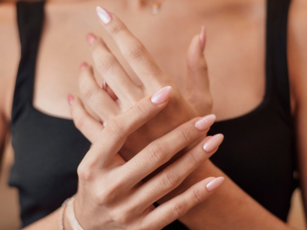 Manicure moderno con tonos neutros: elegancia para una mujer actual que sigue tendencias sin perder su estilo propio.