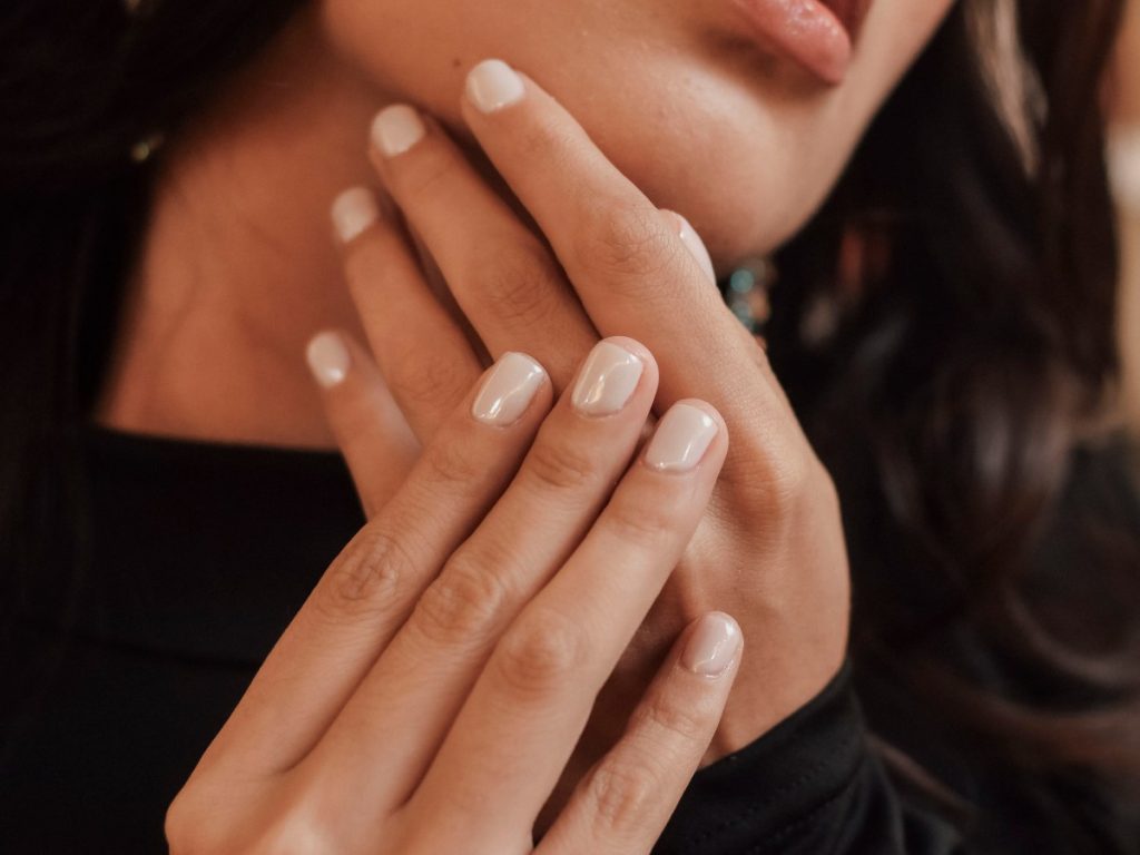 Manicure en tonos suaves y naturales para mujeres reservadas que prefieren la elegancia discreta. Sutileza y armonía en cada detalle.