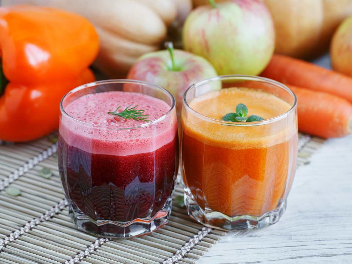 Este jugo natural estimula la producción de retinol en tu cuerpo y ayuda a lograr una piel más suave, luminosa y saludable desde adentro.