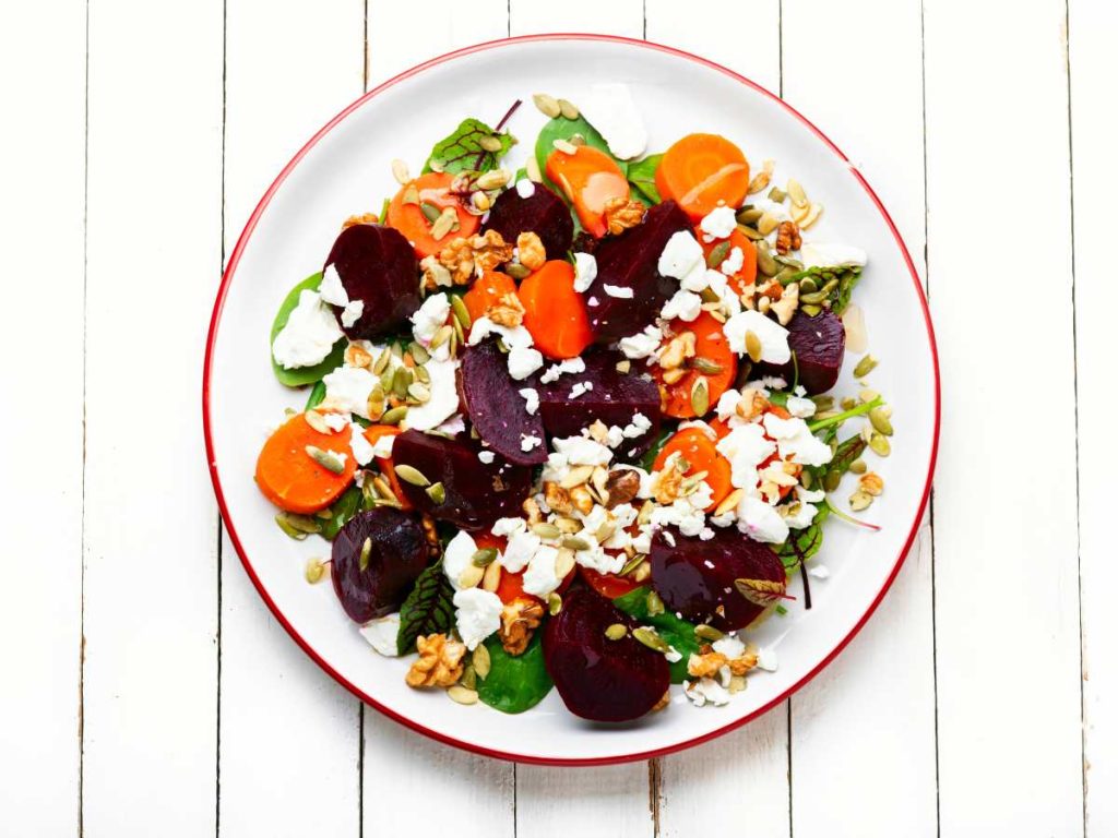 Zanahoria y remolacha no solo se disfrutan en jugos: también brillan en ensaladas, bowls y platos creativos que nutren y cuidan tu piel desde adentro.