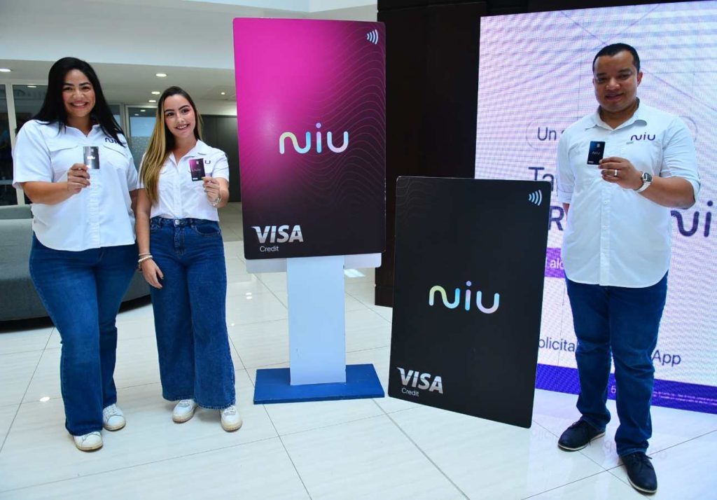Equipo NIU presentando Tarjeta de Crédito 100% garantizada El Salvador