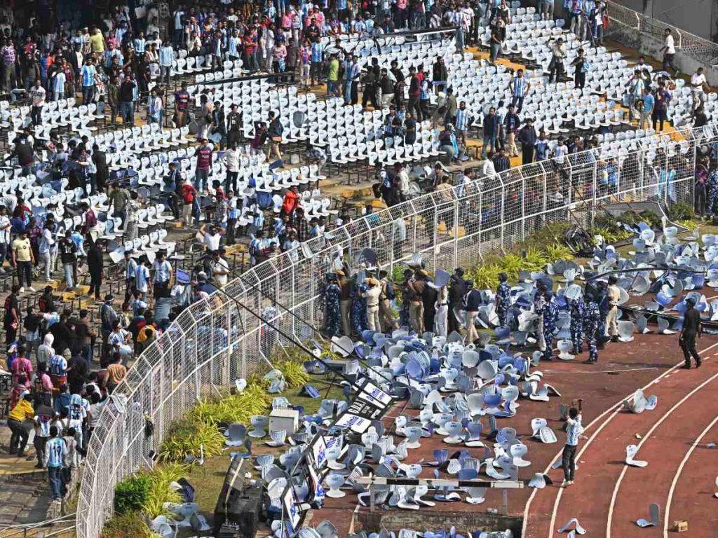 Los fanáticos arrojan sillas mientras el delantero argentino #10 del Inter de Miami, Lionel Messi, sale del Estadio Salt Lake en Calcuta el 13 de diciembre de 2025. AFP