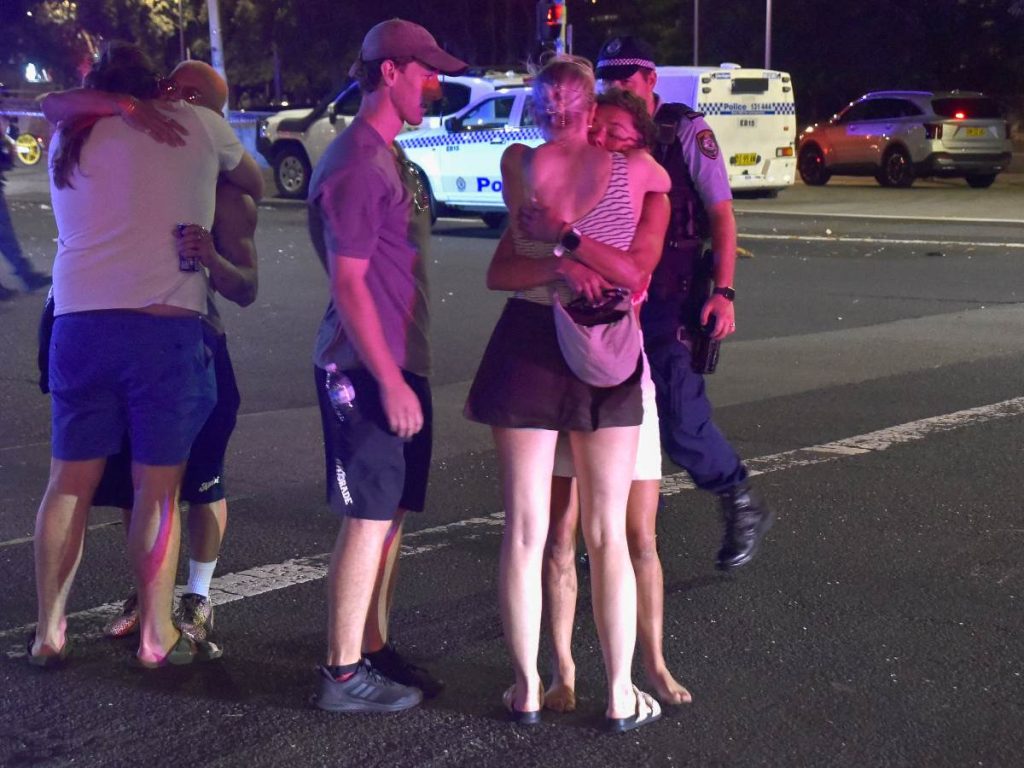 Reacción tras un tiroteo en Bondi Beach, Sídney, el 14 de diciembre de 2025, uno de los más graves en años, con 11 fallecidos y numerosos heridos.