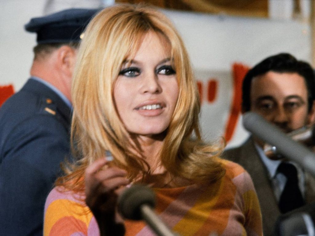 La actriz francesa Brigitte Bardot ofrece una conferencia de prensa en Hollywood en diciembre de 1965 durante la promoción de la película “Viva María”, dirigida por Louis Malle.