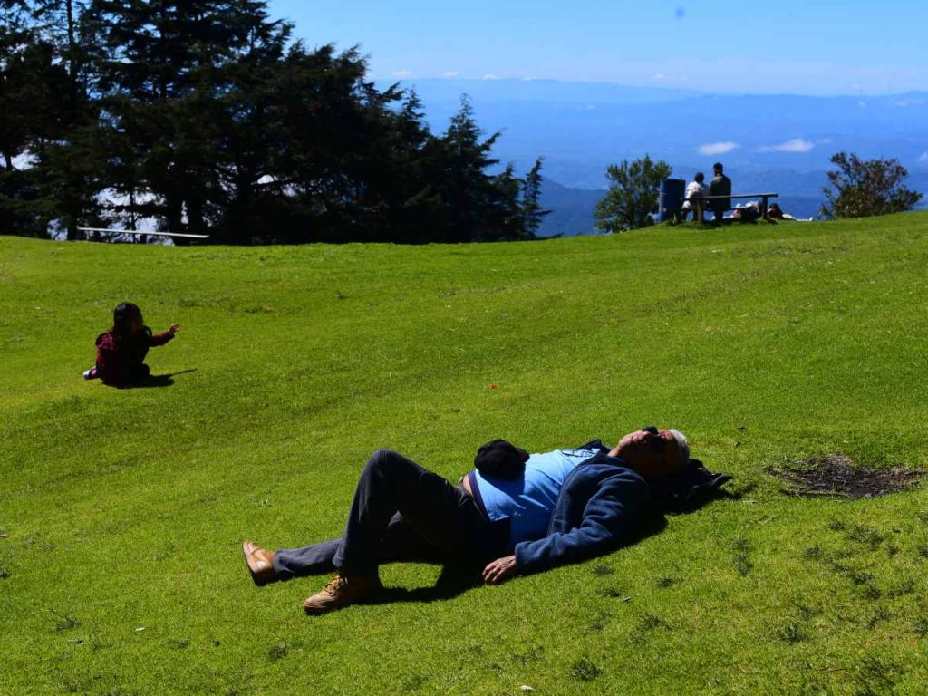 ncluso bajo un cielo despejado, la temperatura en la cima se siente baja debido al viento constante. elsalvador.com