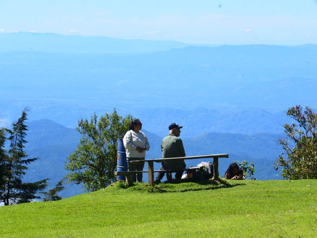 La cima se mantiene fresca incluso durante el día, por lo que los visitantes suelen llevar capas adicionales de ropa. elsalvador.com