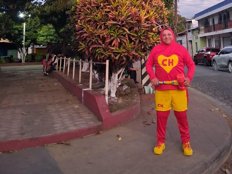 El “Chapulín Colorado” que recorre Santiago de María