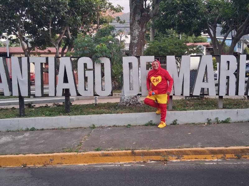 El “Chapulín Colorado” que recorre Santiago de María