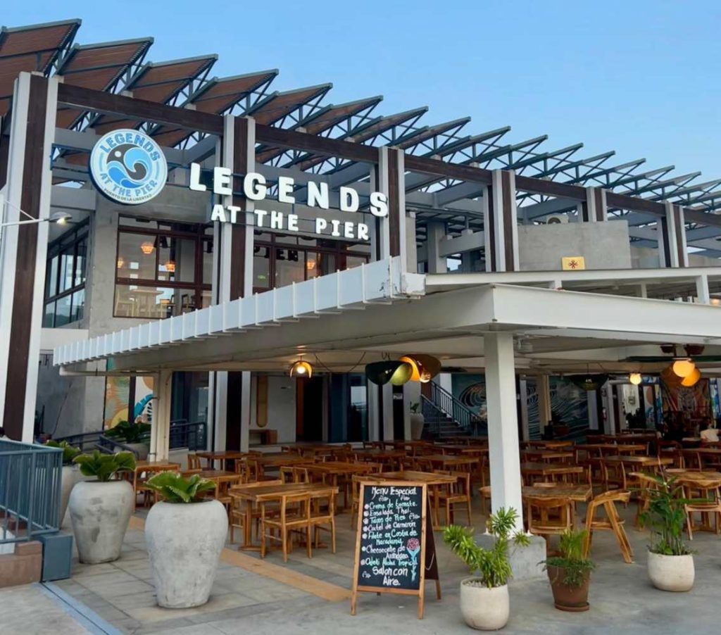 Legends at The Pier permite comer literalmente sobre el mar, desde el muelle nuevo del Puerto de La Libertad.