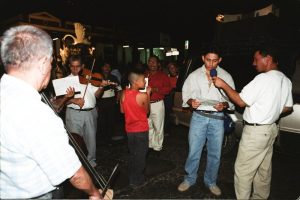Durante décadas, músicos locales acompañaron las procesiones con himnos religiosos dedicados al santo patrono de San Vicente.