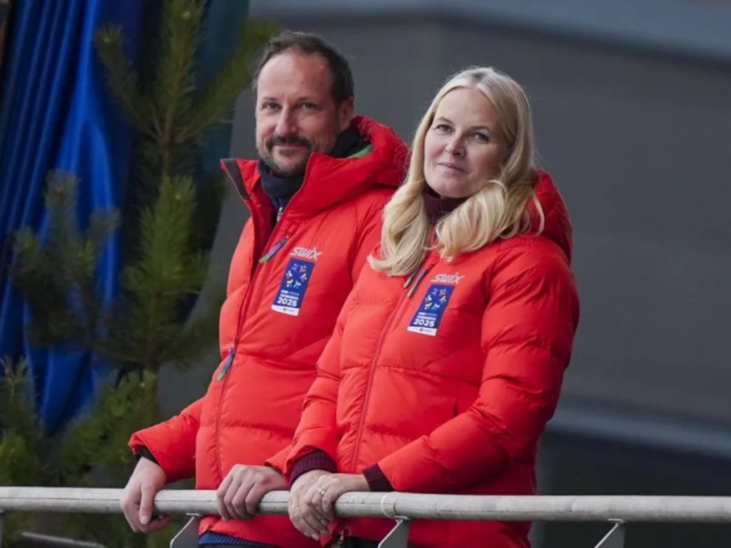 Los príncipes Haakon y Mette-Marit de Noruega en un campeonato de esquí el pasado mes de marzo.