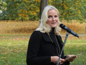 La princesa Mette-Marit enfrenta con valentía la fibrosis pulmonar, una enfermedad crónica que podría llevarla a necesitar un trasplante de pulmón.