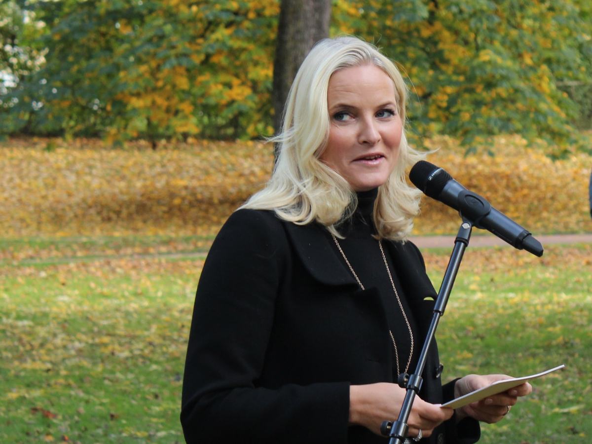 La princesa Mette-Marit enfrenta con valentía la fibrosis pulmonar, una enfermedad crónica que podría llevarla a necesitar un trasplante de pulmón.